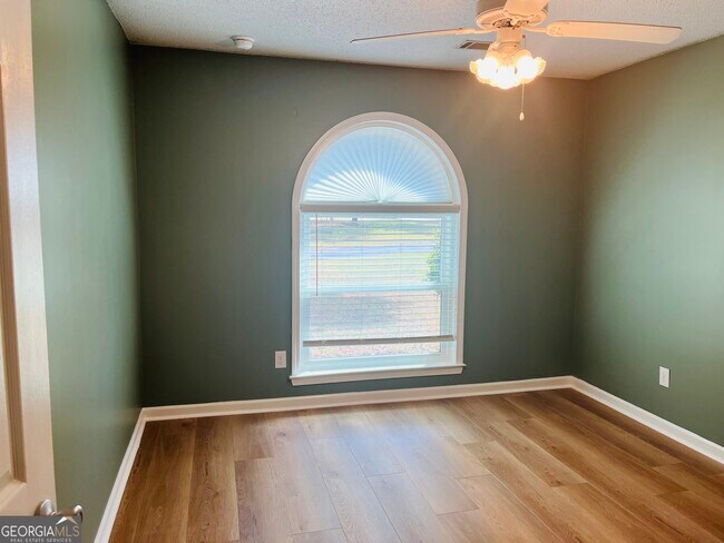 Building Photo - 165 River Park Dr