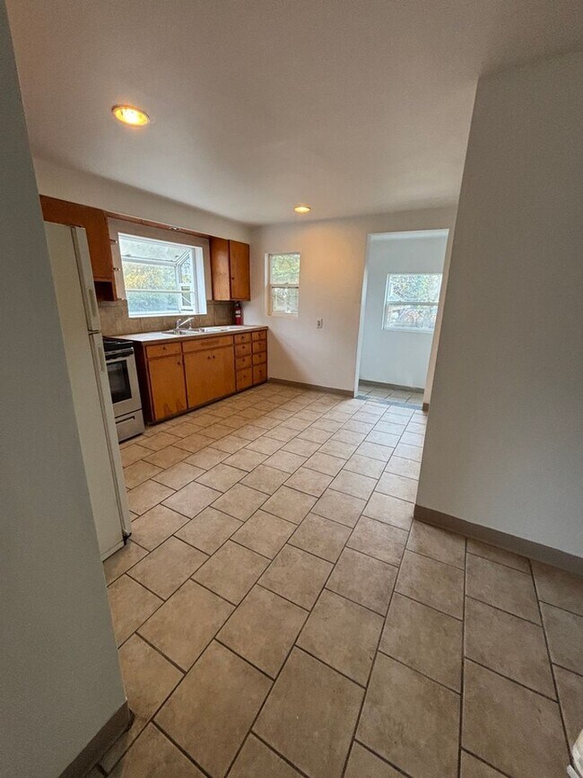 Building Photo - Half off first month's rent! Cute 2-bdrm/1-bath St. Johns duplex. Garage, new paint/carpet/fridge