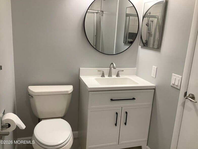 Full bathroom with shower - 7B Ivy St