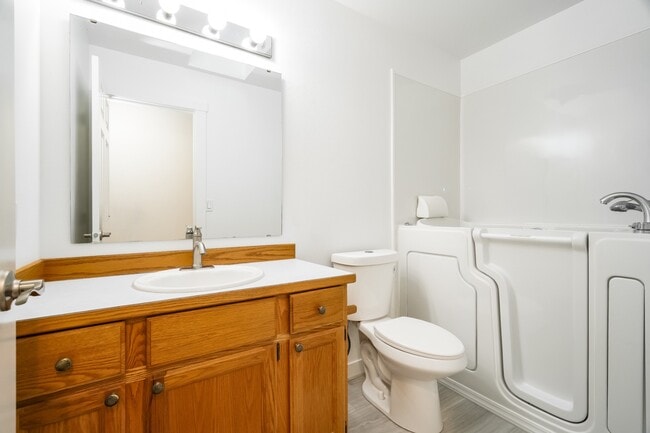 Building Photo - 3 bed 2 bath Home with Lake Views for Rent