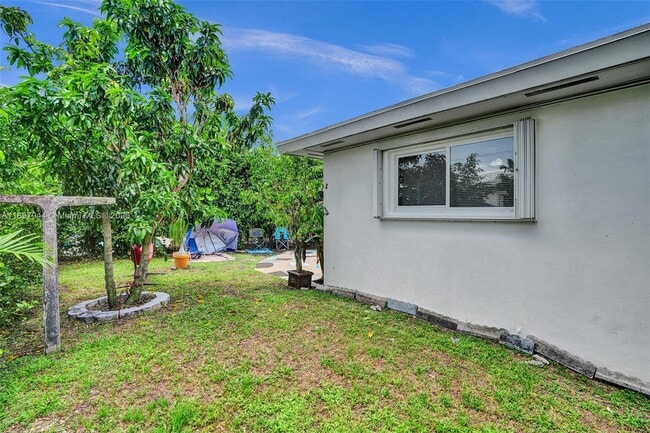 Building Photo - 8851 Byron Ave
