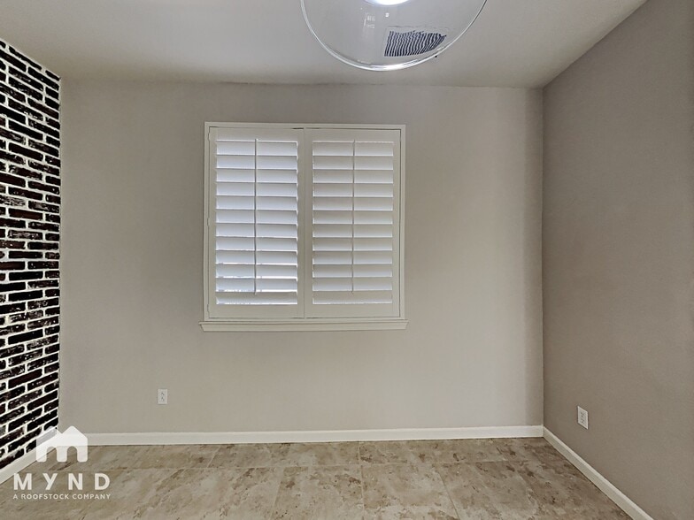 Building Photo - 10772 Grayslake Dr