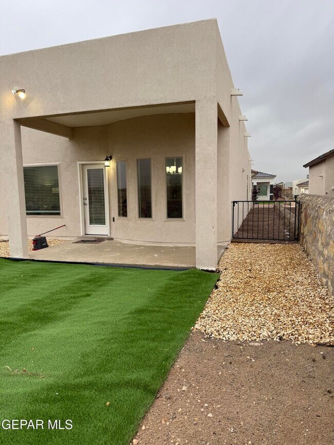 Building Photo - 13841 Paseo Central Ave