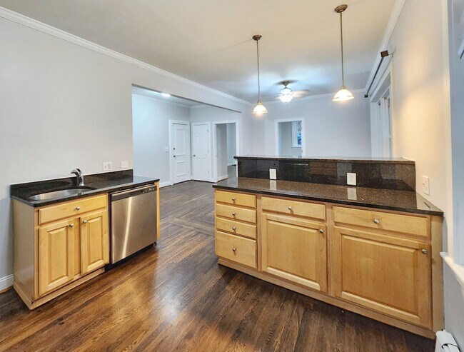 Building Photo - Walk to Revere Beach T station and beach!