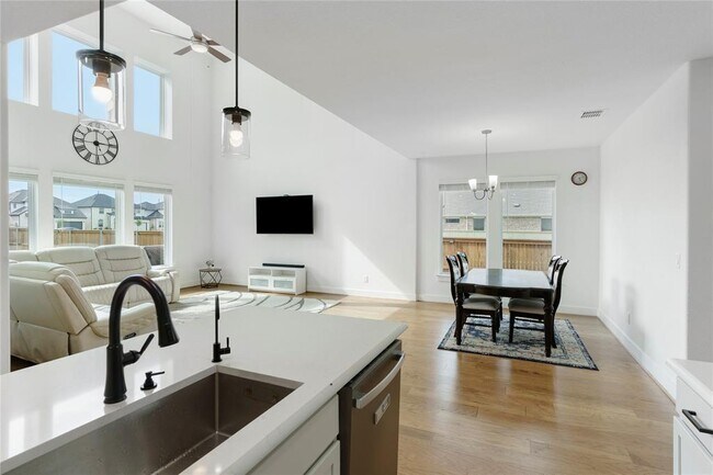 Building Photo - 300 Hollister Dr