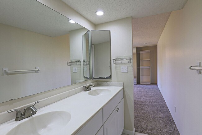 Building Photo - Parkwoods 12353-1