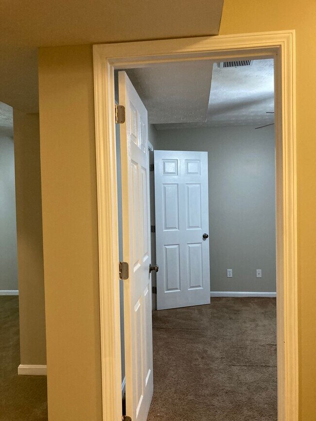 Building Photo - 128 Twin Lakes Dr
