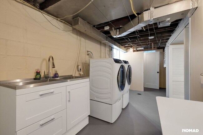 Building Photo - 3 Bedroom Completely Remodeled Single Fami...