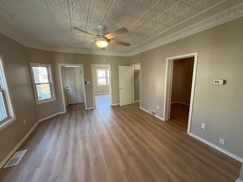 Building Photo - 305 E Clarence St