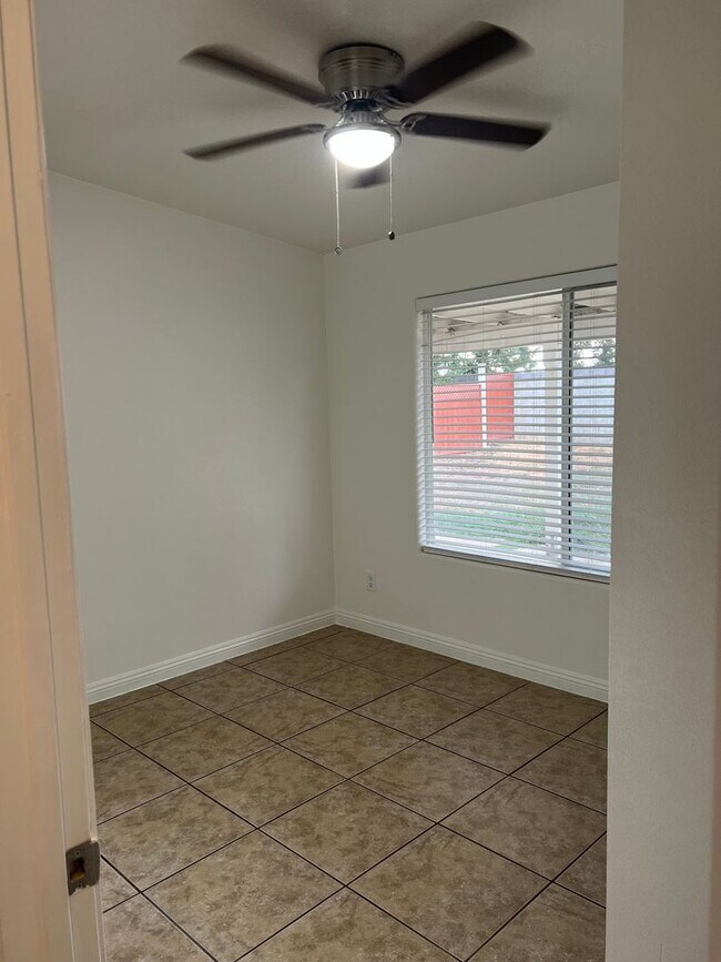 Building Photo - 1548 N Valencia Ct