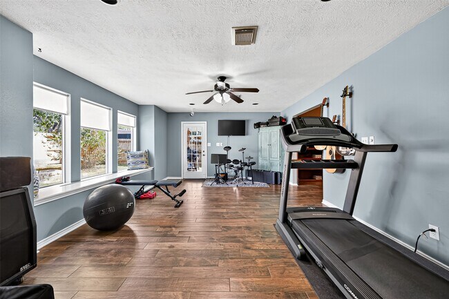 Building Photo - 930 Holly Hall Dr