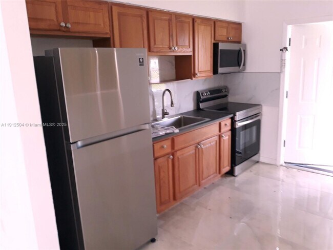 Building Photo - 601 NW 4th Ct