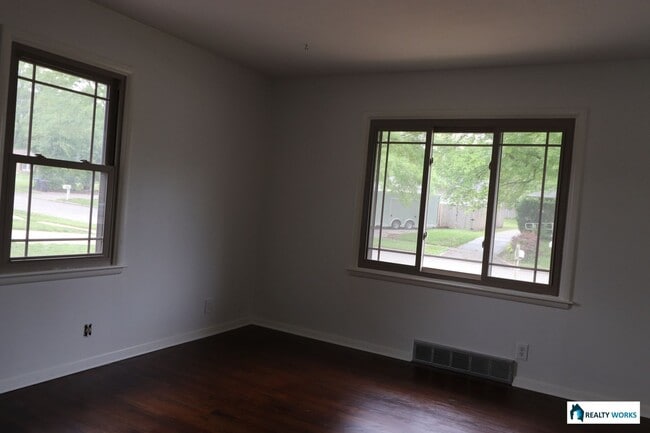 Building Photo - Won't last long, 3 bedroom, 2 bath house f...