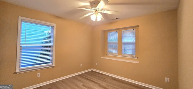 Building Photo - 11 Brookview Dr