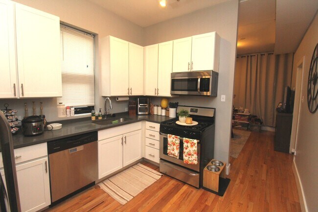 Building Photo - 2129 N Racine Ave