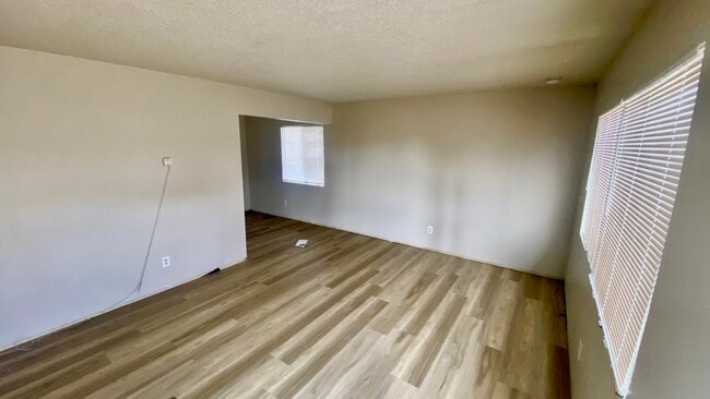 Building Photo - Enjoy this single family home with 3 bedrooms and 1 bathroom near downtown Bakersfield - AVAILABL...