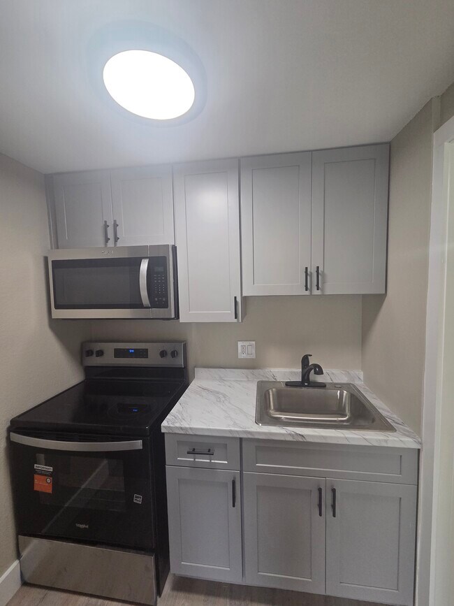 Building Photo - Holly Park Square Apartments