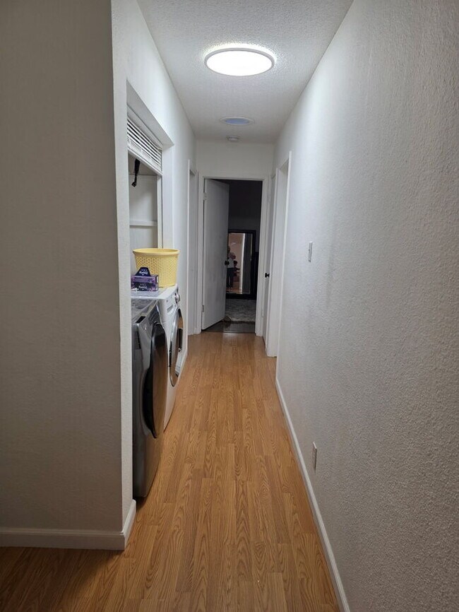 Building Photo - 3 bed 1 bath Duplex with garage and privat...