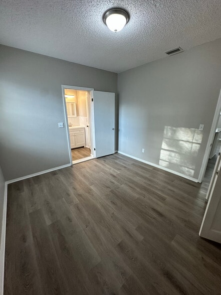 Building Photo - 2208 W Woodlawn Ave