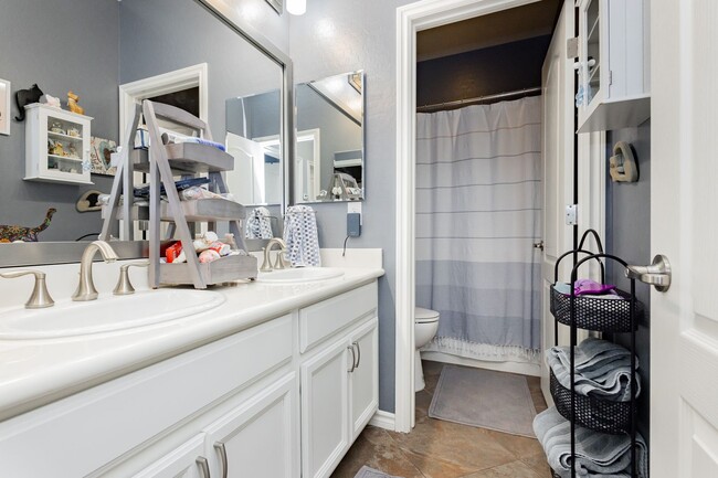 Building Photo - Stunning 4 bedroom 3.5 bath home with 3 ca...