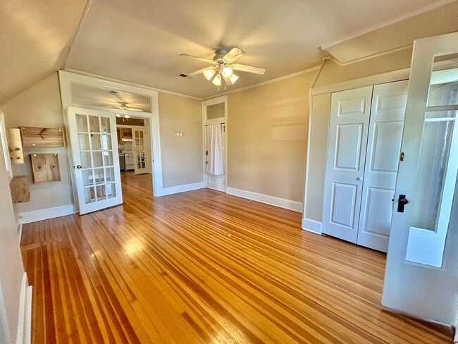 Building Photo - Charming Historic Condo in the Heart of Up...