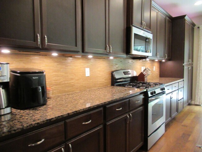 Building Photo - 5 bedroom, 1.5 bath home in Tehaleh