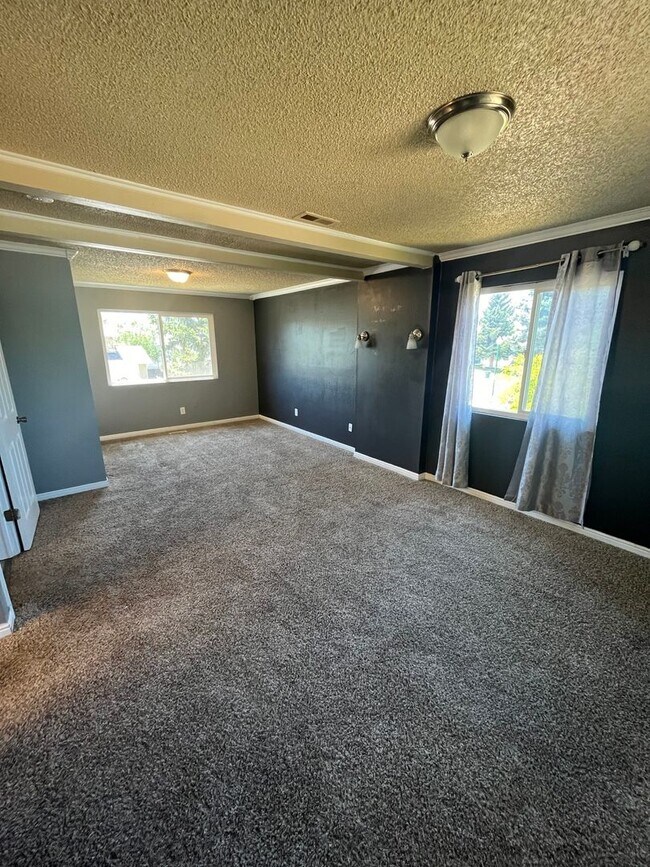 Building Photo - Beautiful Orem Home