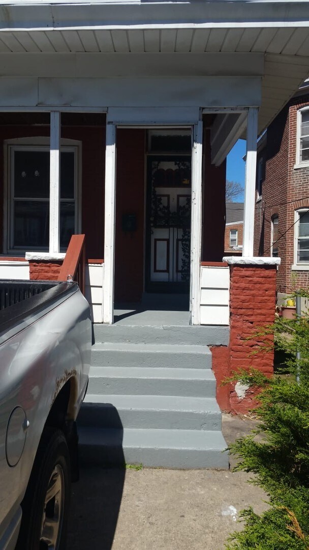 Building Photo - Large home for family!