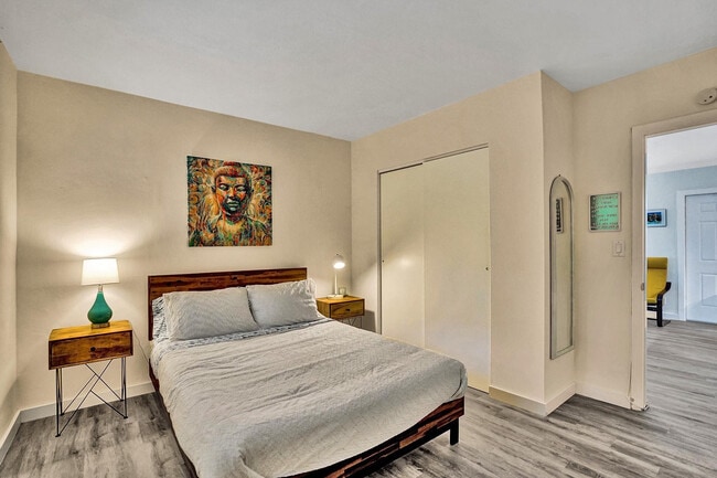 Building Photo - 417 NE 17th Ave