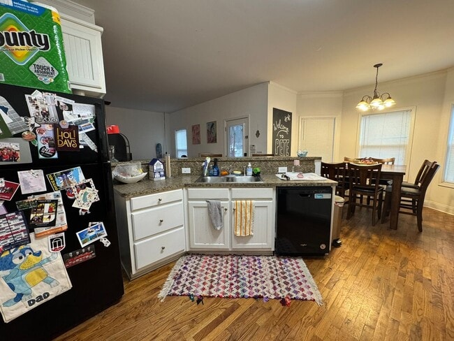 Building Photo - 4 Bedroom Downtown Beauty!