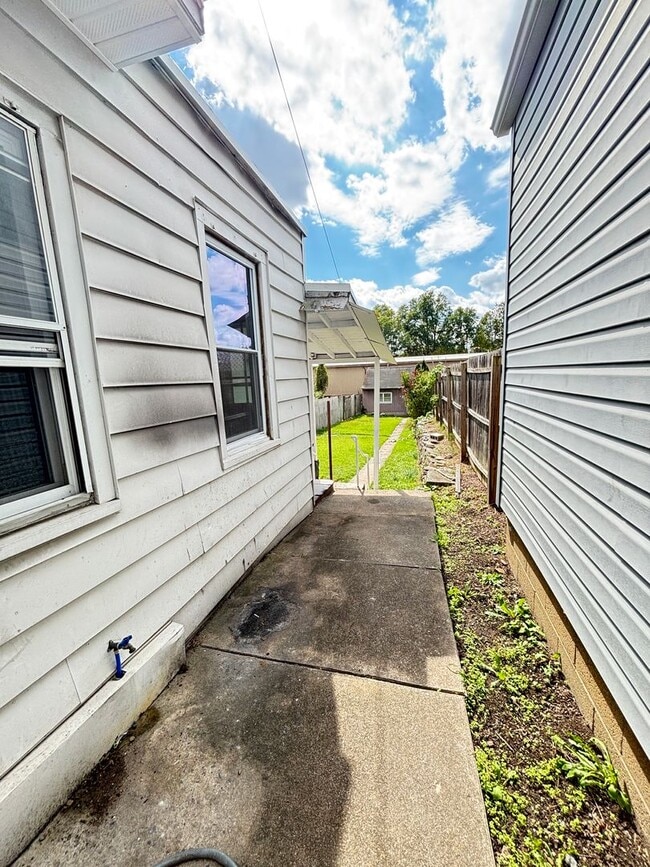 Building Photo - 2 BR Home Available in Catasauqua, PA