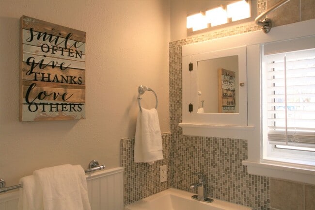 Building Photo - Cozy 2 bedroom brick home!!