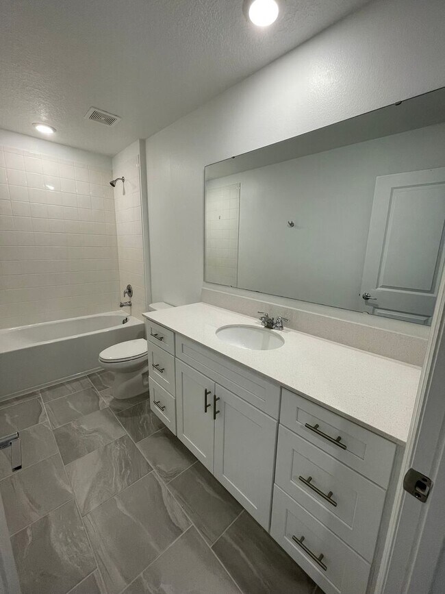 Building Photo - 4 Bedroom 2.5 Bathroom home located in Preserves at LPGA