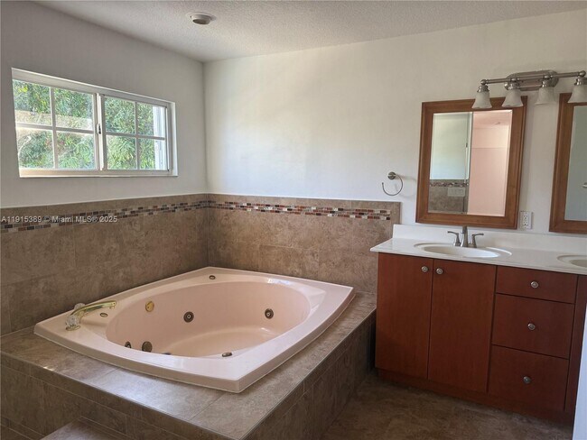 Building Photo - 10937 SW 138th Pl