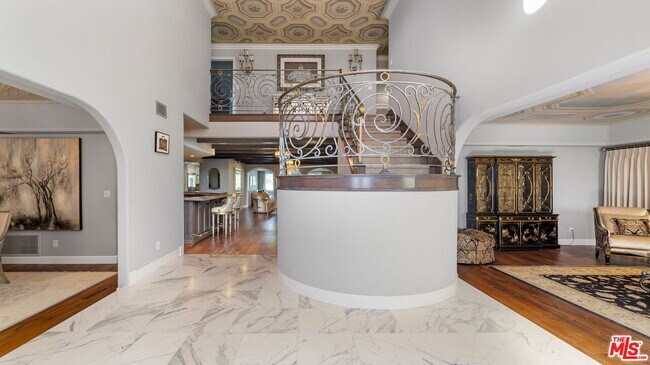 Building Photo - 1047 E Pomello Dr