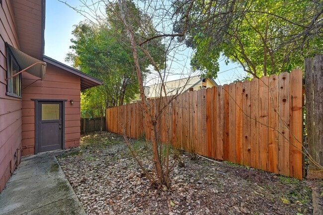 Building Photo - Prime location