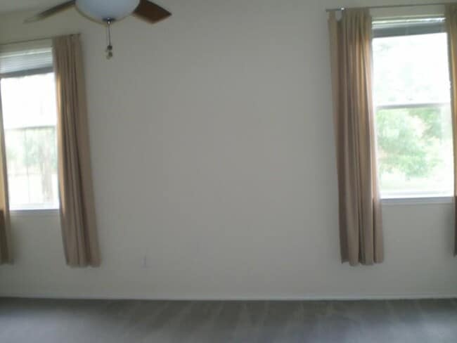 Building Photo - 2213 Willow Dr