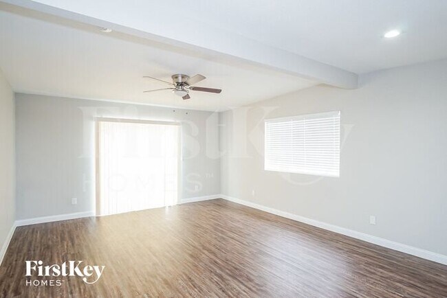 Building Photo - 5060 E Newton Dr
