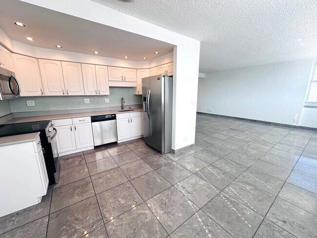 Building Photo - 1 Bedroom 1 Bath Ocean View Condo - Steps from Fort Lauderdale Beach!