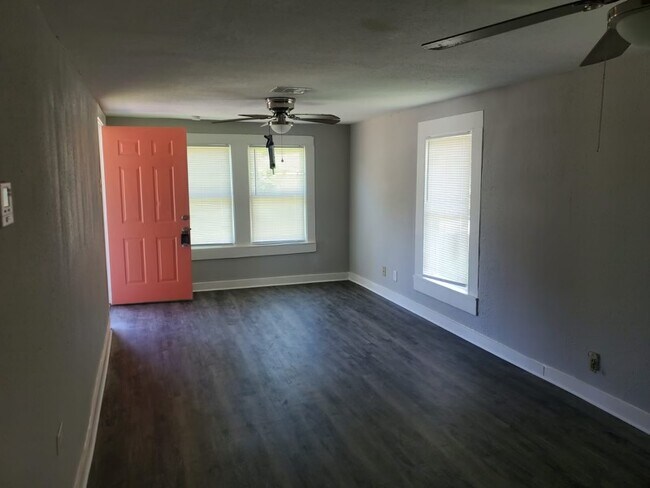 Building Photo - 6218 Woodrow St