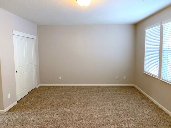 Building Photo - Somersett Reno Home - Walking Trails and t...