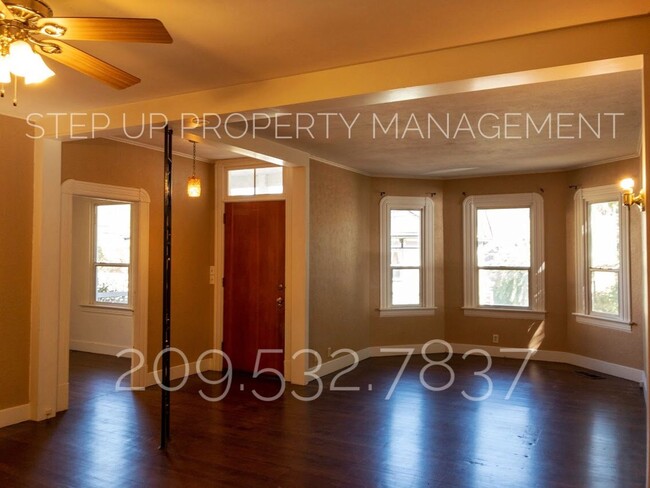 Building Photo - Conveniently located 2 Bedroom Home Near D...