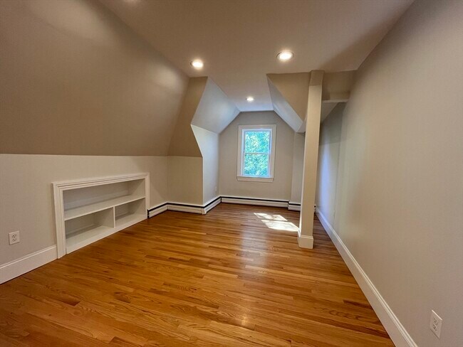 Building Photo - 90 Lyndhurst St
