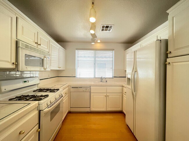 Building Photo - 3bedroom home in a GATED community near the strip