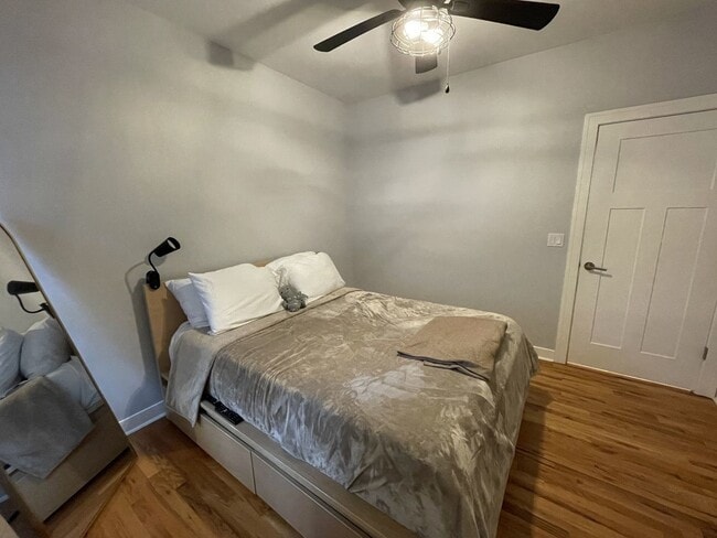 Building Photo - 1929 W Montrose Ave