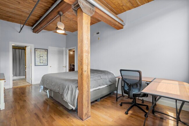 Building Photo - 145 Canal St E