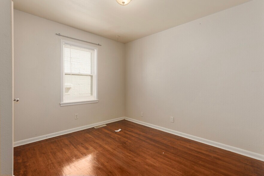 Building Photo - 9711 E 18th St S