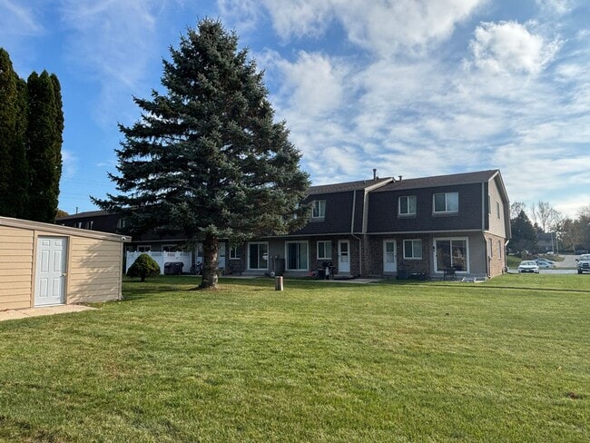 Building Photo - 3 Bedroom 2 1/2 Bath Townhome