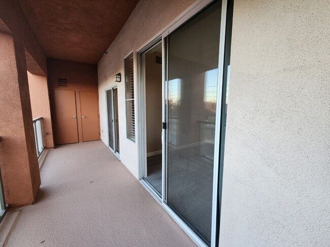 Building Photo - Great Park Ave Condo Unit!