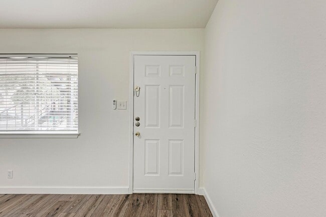 Building Photo - 2 month lease cute 1-1 blocks from campus and 1 block from UT shuttle